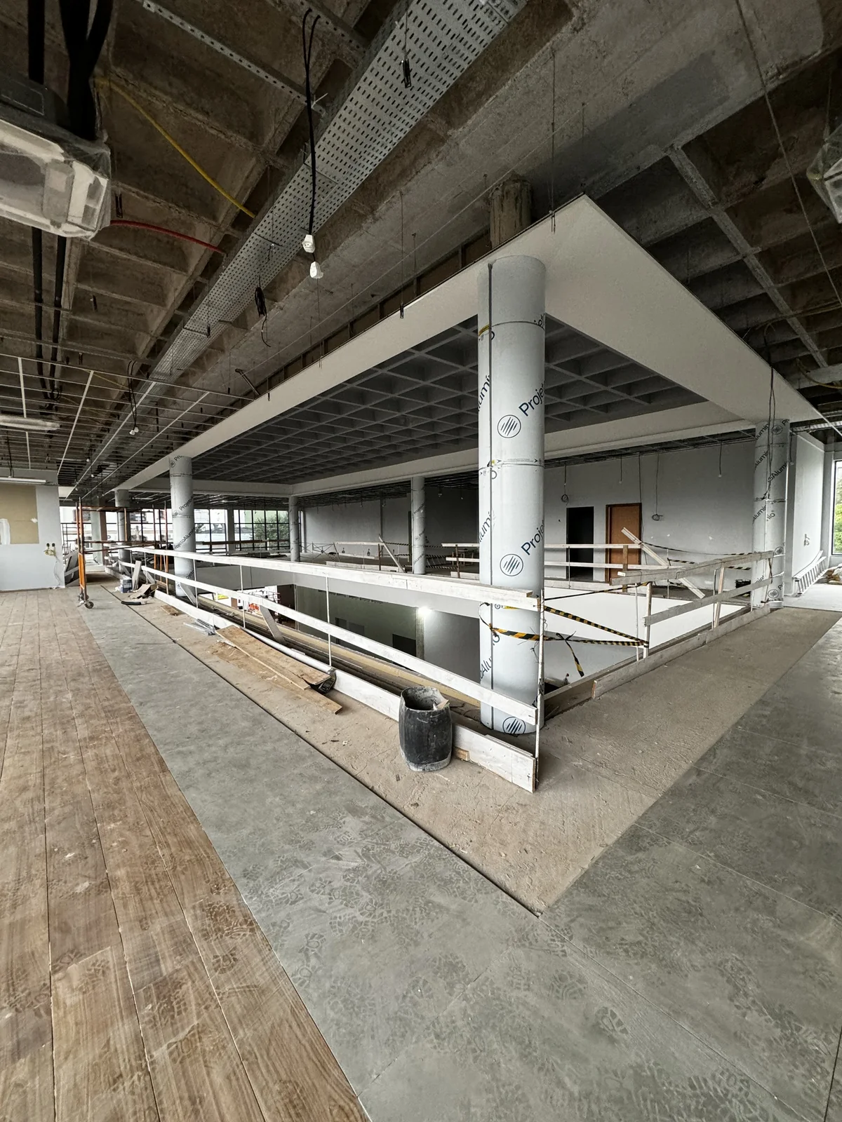 Round column and curved ACM edge on an open floor under construction