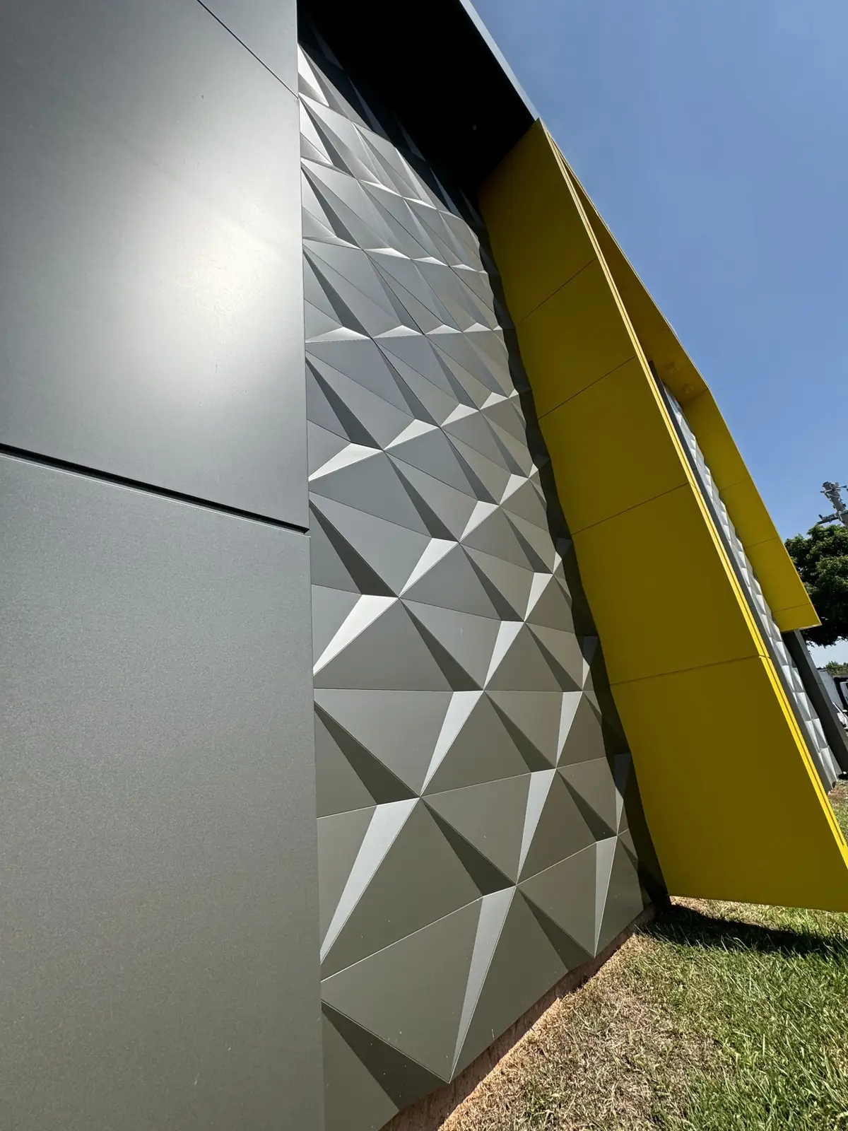 Folded three-dimensional ACM panels with a faceted pattern
